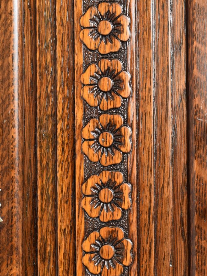 アンティーク家具らしい装飾