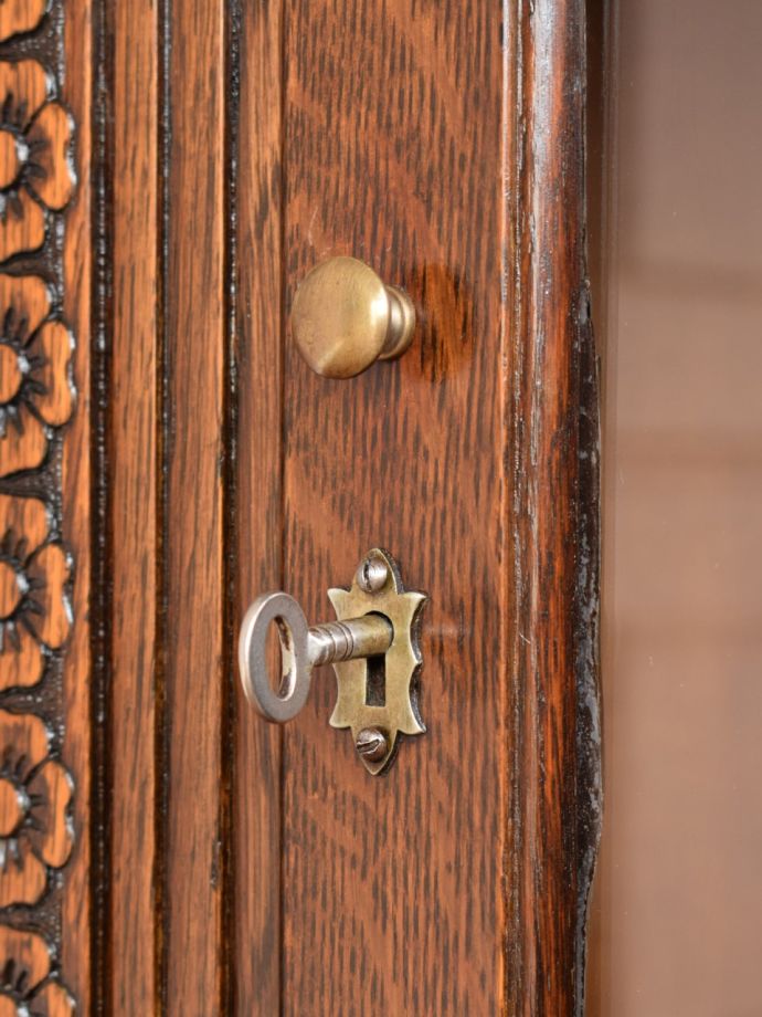 アンティーク家具の取っ手と鍵