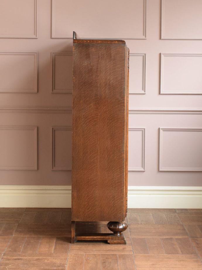 キャビネットの側面