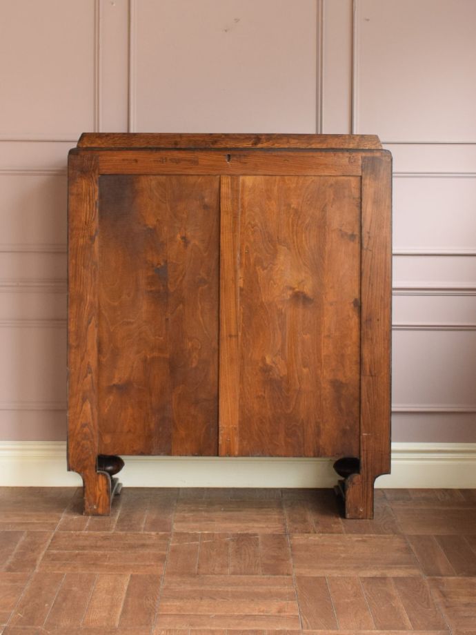 キャビネットの後ろ姿