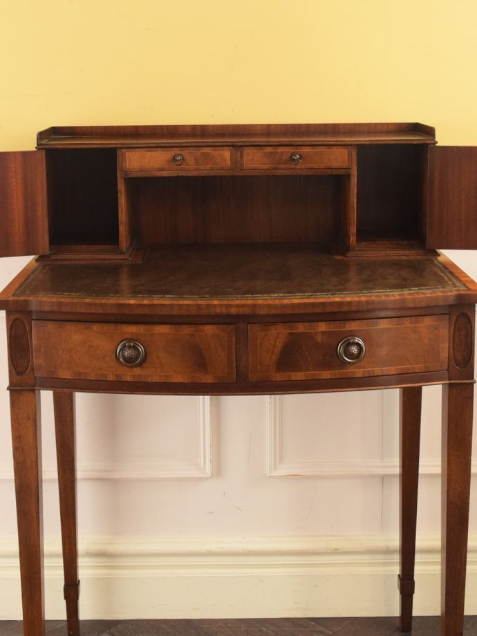 アンティークデスクの扉の中