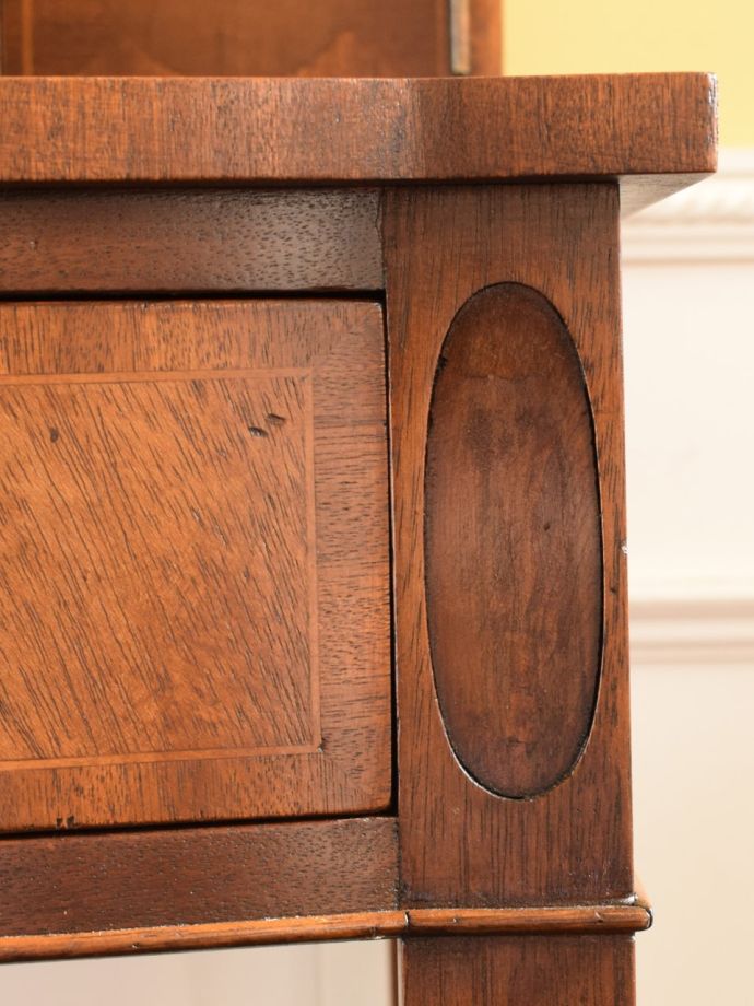 英国アンティーク家具らしい装飾