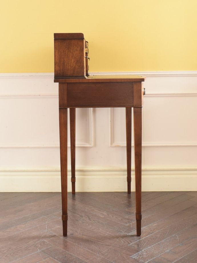 書斎デスクの側面