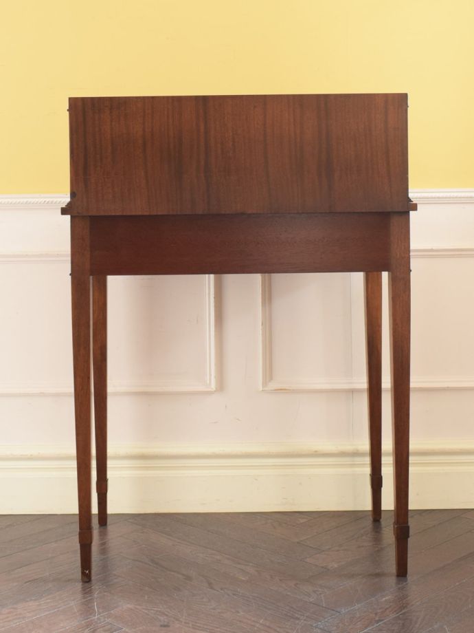 アンティークデスクの後ろ姿