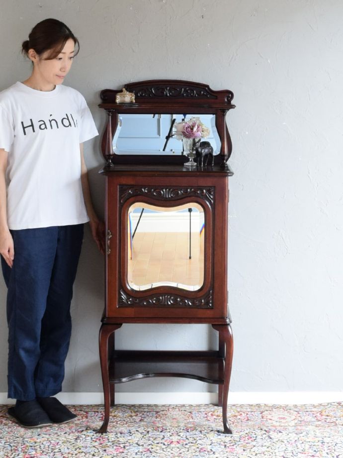 英国アンティークのキャビネット