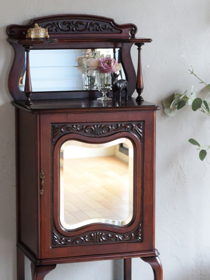 アンティーク家具らしさが漂うキャビネット