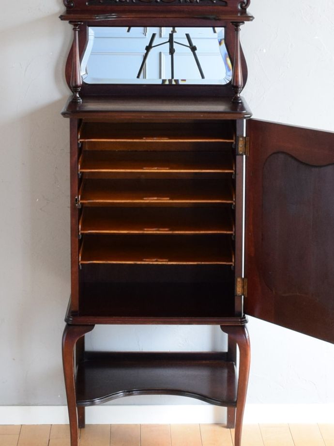 キャビネットの扉の中