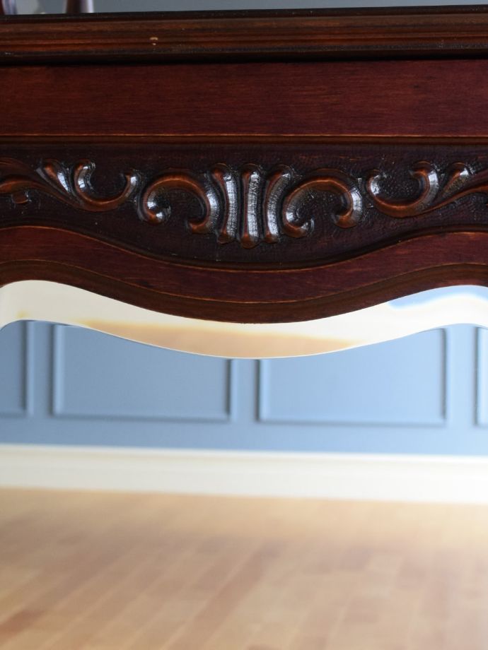 アンティークのキャビネットの装飾