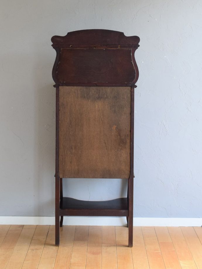 キャビネットの後ろ姿