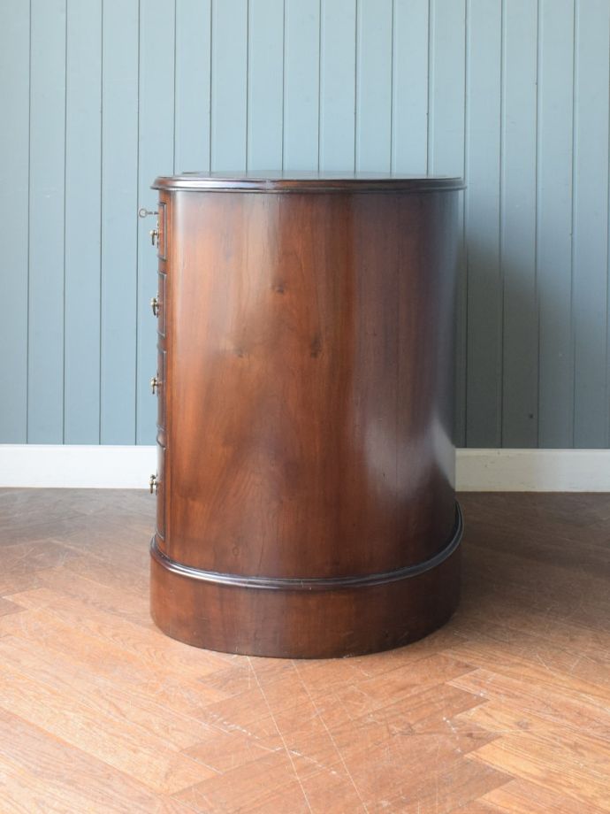 書斎デスクの側面