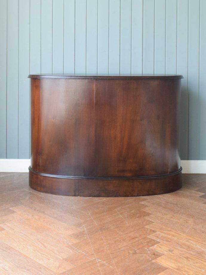 アンティークデスクの後ろ姿