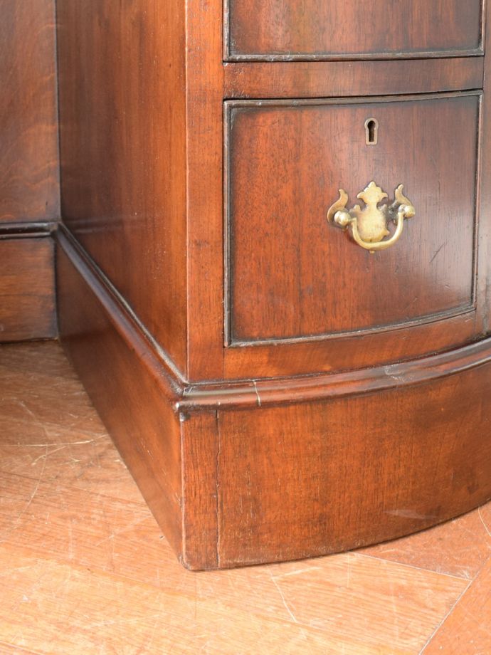 アンティークデスクの脚