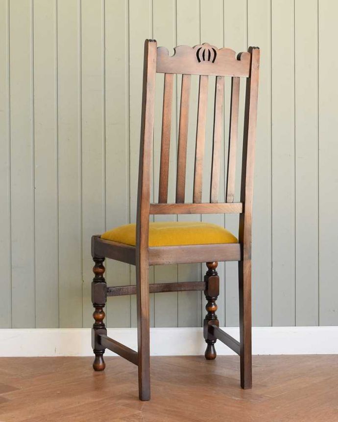 アンティークチェアの後ろ姿