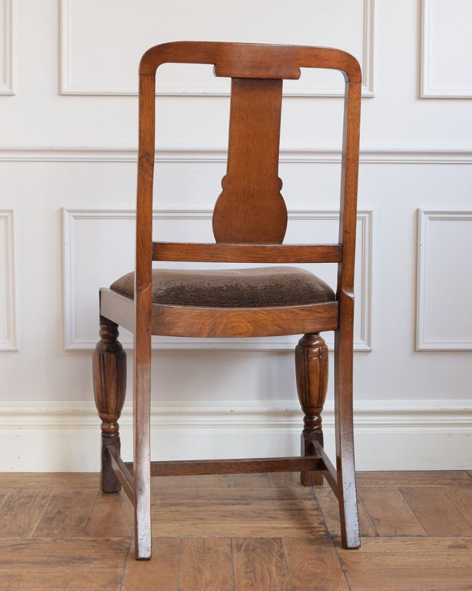 アンティークチェアの後ろ姿