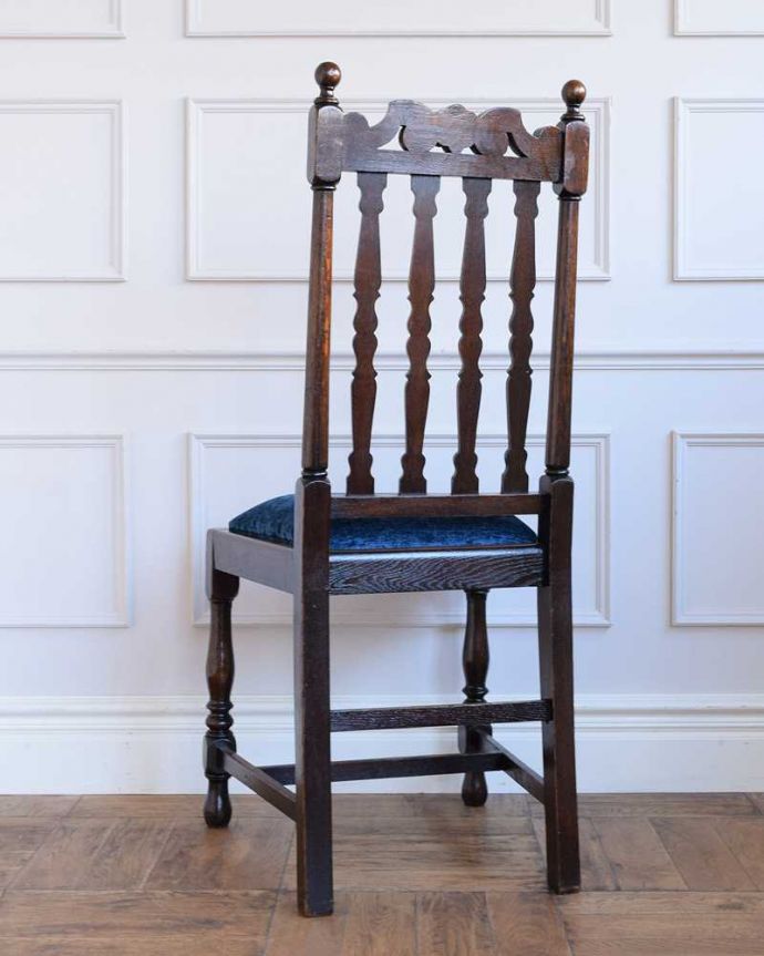 ダイニングチェア アンティーク チェア 背もたれのトップにお花の彫刻が付いた英国生まれのアンティークオークチェア。後ろ姿にも自信アリ!並べた時に後ろから見ることも多い椅子。(q-346-c)
