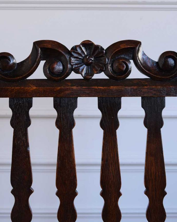 ダイニングチェア アンティーク チェア 背もたれのトップにお花の彫刻が付いた英国生まれのアンティークオークチェア。うっとりするほど細かい細工まだ機械の発達していない時代に、手作業で作られた細かい細工。(q-346-c)