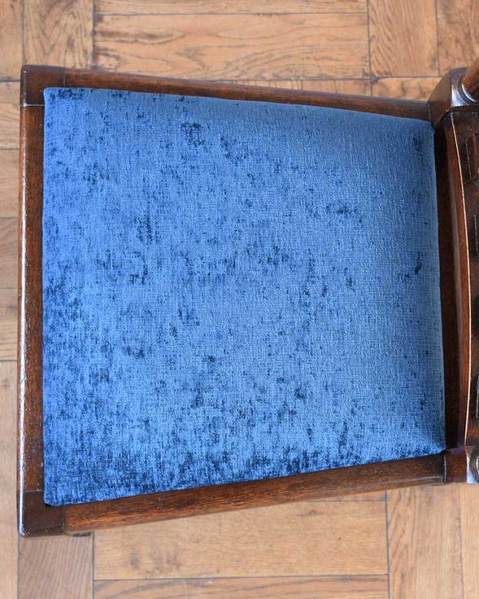 ダイニングチェア アンティーク チェア 背もたれのトップにお花の彫刻が付いた英国生まれのアンティークオークチェア。座面を上から見るとこんな感じ座面は布貼りなので、長時間座っても疲れません。(q-346-c)