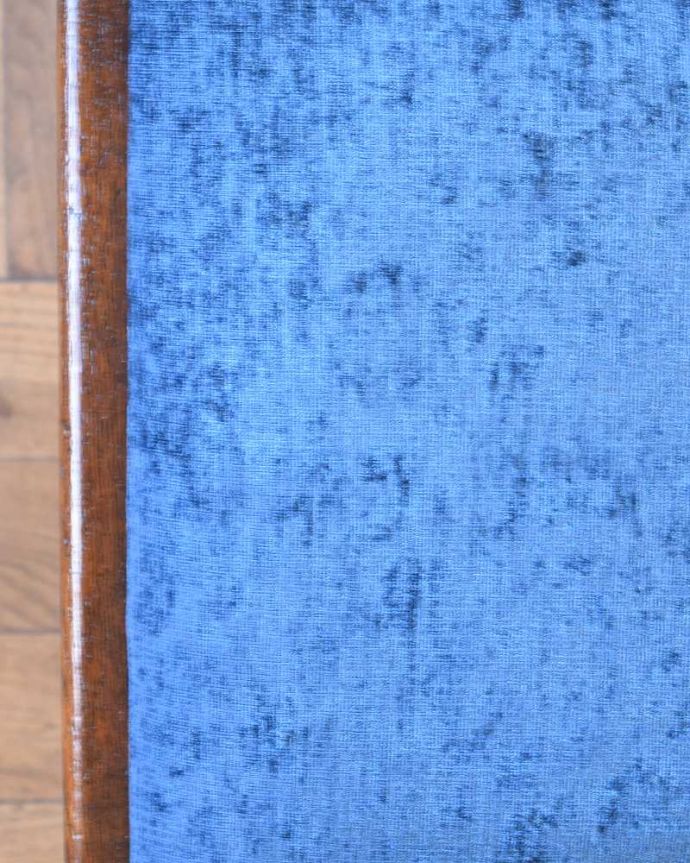 ダイニングチェア アンティーク チェア 背もたれのトップにお花の彫刻が付いた英国生まれのアンティークオークチェア。生地のセレクトにもこだわりました優雅なアンティークチェアの雰囲気をそのままに、一番似合う貼り座をじっくり選びました。(q-346-c)