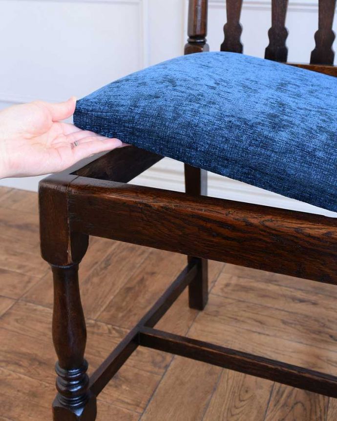 ダイニングチェア アンティーク チェア 背もたれのトップにお花の彫刻が付いた英国生まれのアンティークオークチェア。取り外しできる座面座面の取り外しが簡単に出来るようになっています。(q-346-c)