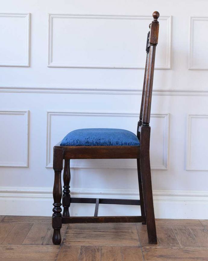 ダイニングチェア アンティーク チェア 背もたれのトップにお花の彫刻が付いた英国生まれのアンティークオークチェア。横から見ても優雅な立ち姿背もたれがカーブしているので楽です。(q-346-c)