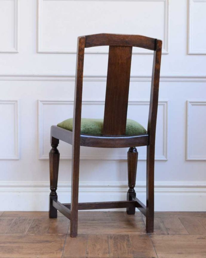 アンティークチェアの後ろ姿