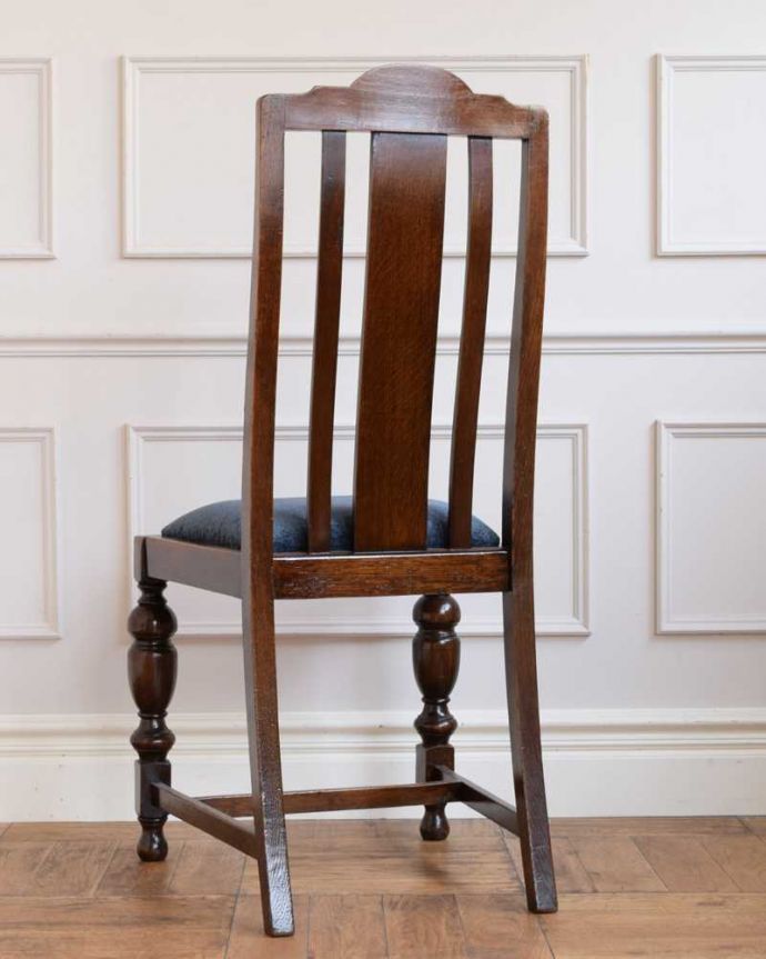 アンティークチェアの後ろ姿