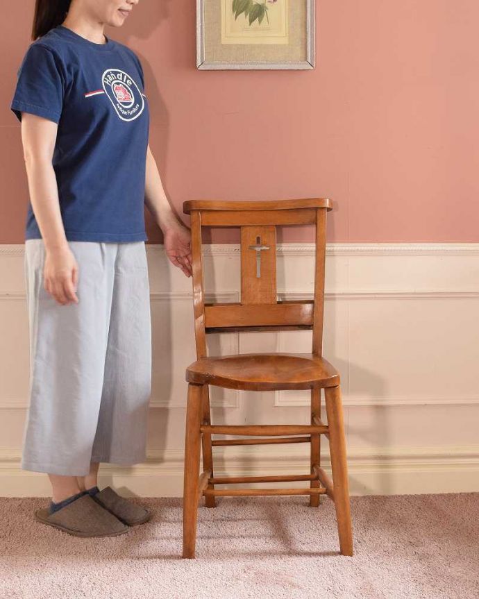 チャーチチェア アンティーク チェア クロスデザインの聖書箱付きのチャーチチェア、英国アンティーク椅子 。教会で使われていた椅子名前の通り、日曜日に礼拝に教会に来た人たちが座っていたチャーチチェア。(q-349-c)