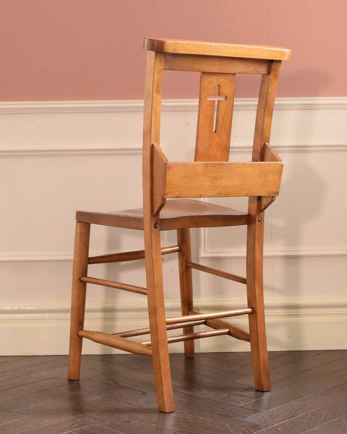 チャーチチェア アンティーク チェア クロスデザインの聖書箱付きのチャーチチェア、英国アンティーク椅子 。後ろ姿にも自信があります!教会でズラーっと並べられていた感じで後ろから眺めてみましょう。(q-349-c)