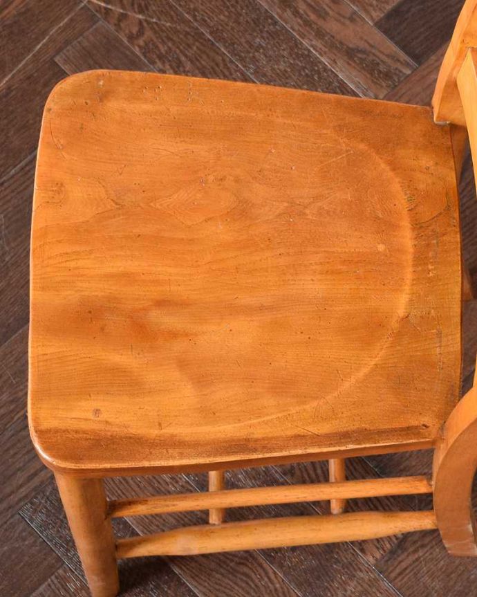 チャーチチェア アンティーク チェア クロスデザインの聖書箱付きのチャーチチェア、英国アンティーク椅子 。座面に隠されたヒミツ日曜礼拝で長時間座っていても疲れないように、お尻と太もも部分に彫が入っているんです。(q-349-c)