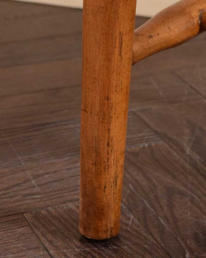 チャーチチェア アンティーク チェア クロスデザインの聖書箱付きのチャーチチェア、英国アンティーク椅子 。床を滑らせて移動出来ますHandleではアンティークチェアの脚の裏にフェルトキーパーをお付けしています。(q-349-c)