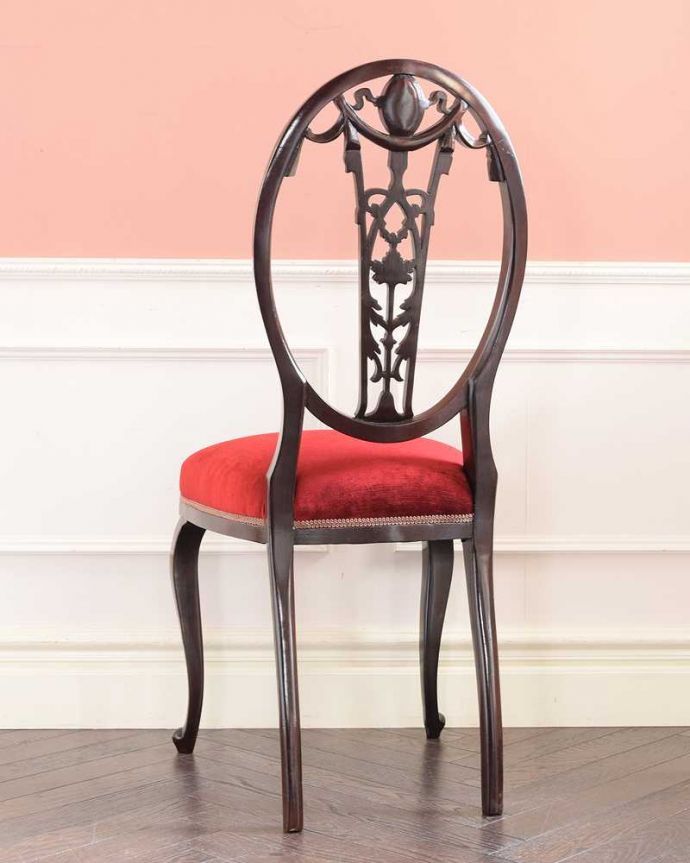 アンティークのサロンチェアの後ろ姿