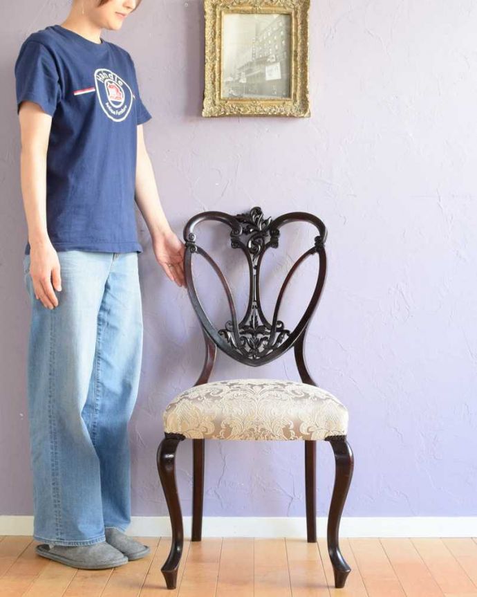 サロンチェア　アンティーク チェア　背もたれのかたちも素敵な英国輸入のアンティークサロンチェア。座るためだけじゃなく見て楽しむ椅子上質な雰囲気が漂うアンティークのサロンチェアは、座るためだけの椅子ではありません。(q-351-c)