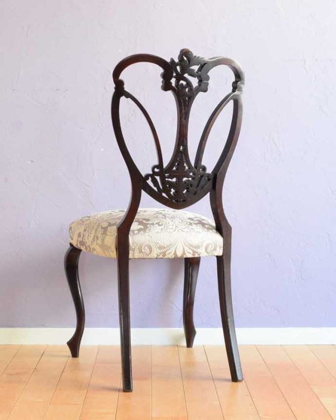 サロンチェア　アンティーク チェア　背もたれのかたちも素敵な英国輸入のアンティークサロンチェア。後ろ姿にも自信アリ並べた時に後ろから見ることも多い椅子。(q-351-c)