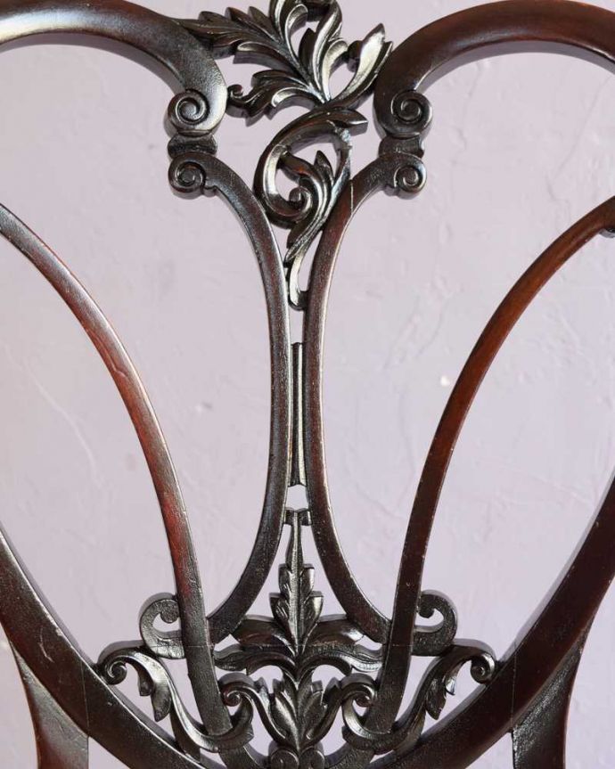 サロンチェア　アンティーク チェア　背もたれのかたちも素敵な英国輸入のアンティークサロンチェア。うっとりするほど細かい細工まだ機械の発達していない時代に、手作業で作られた細かい細工。(q-351-c)