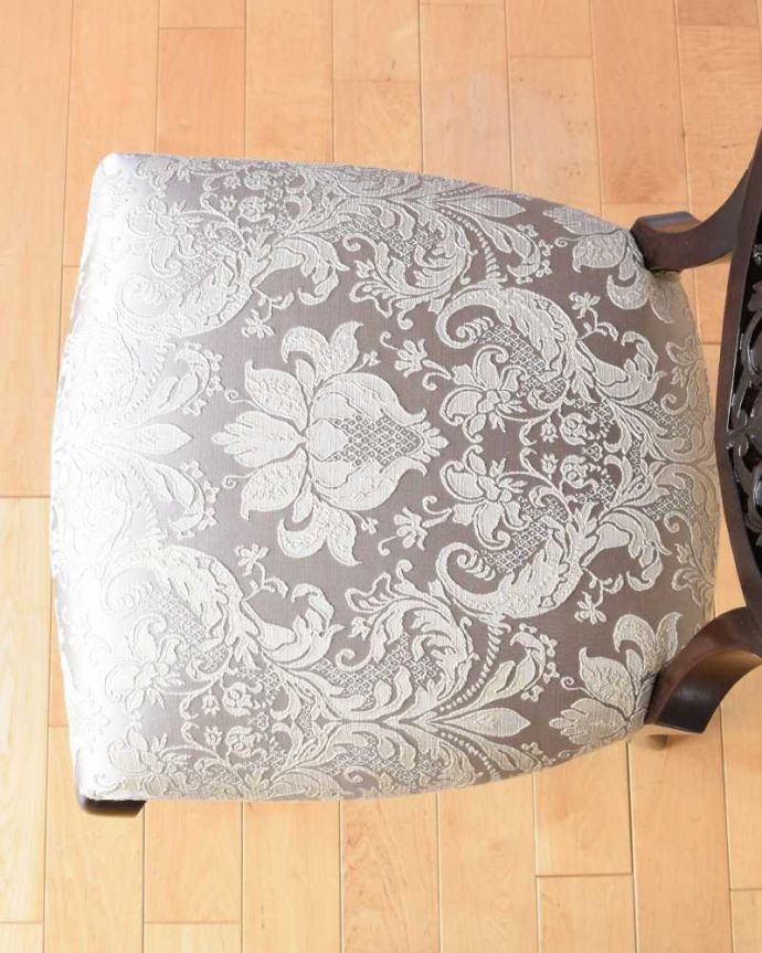 サロンチェア　アンティーク チェア　背もたれのかたちも素敵な英国輸入のアンティークサロンチェア。座面を上から見るとこんな感じ座面は布貼りなので、長時間座っても疲れません。(q-351-c)