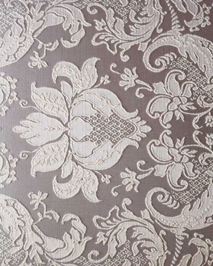 サロンチェア　アンティーク チェア　背もたれのかたちも素敵な英国輸入のアンティークサロンチェア。生地のセレクトにもこだわりました優雅なアンティークチェアの雰囲気をそのままに、一番似合う貼り座をじっくり選びました。(q-351-c)