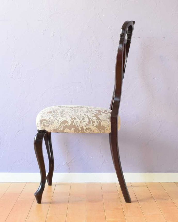 サロンチェア　アンティーク チェア　背もたれのかたちも素敵な英国輸入のアンティークサロンチェア。横から見ても優雅な立ち姿背もたれがカーブしているので楽です。(q-351-c)