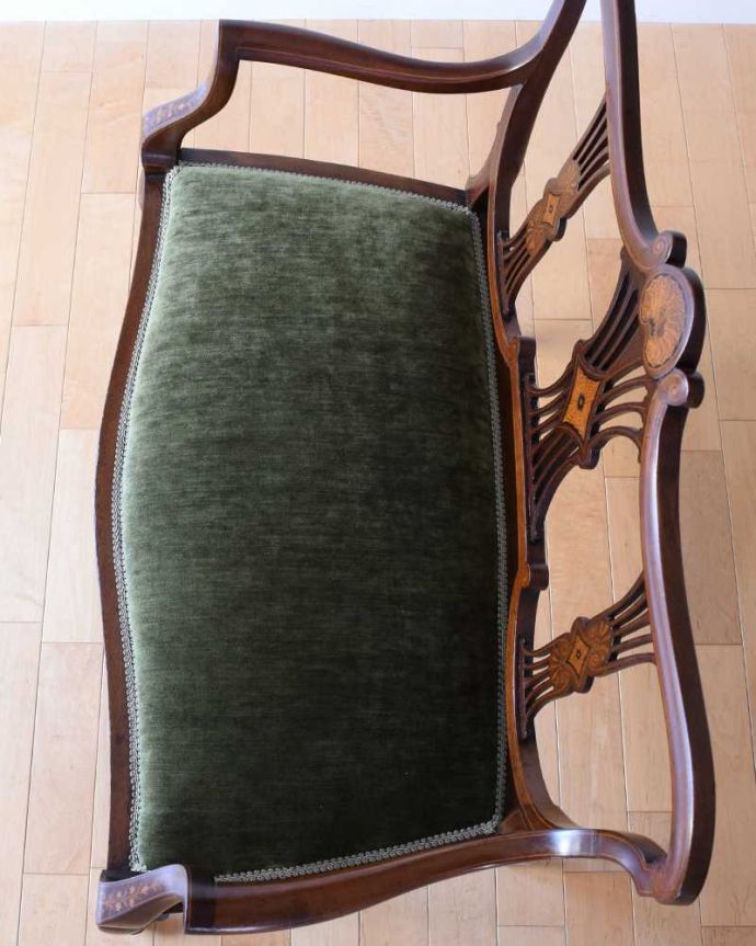 セティ・ソファ・ベンチ アンティーク チェア 芸術的な象嵌の細工の模様にうっとり・・・アンティークだから手に入る椅子セティ。新しい生地で張り替えました修復の際、一度、古い生地を剥がして木製部分を組みなおしし、強度を持たせてから新しい生地で張り替えました。(q-352-c)