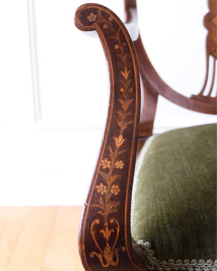 セティ・ソファ・ベンチ アンティーク チェア 芸術的な象嵌の細工の模様にうっとり・・・アンティークだから手に入る椅子セティ。美しい背もたれの透かし彫り「ピアス・ドゥ・カービング」と呼ばれる背もたれの細工。(q-352-c)