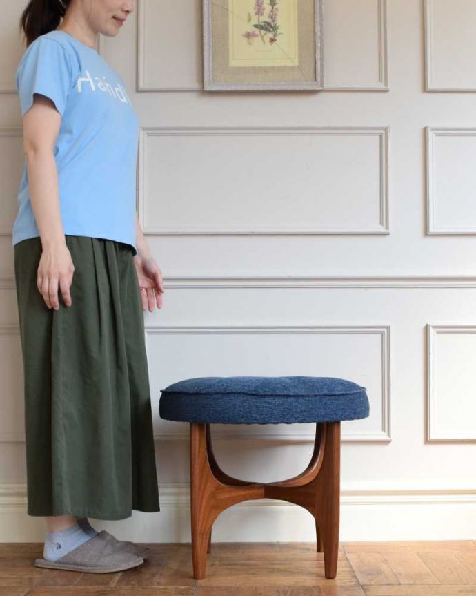 G-PLAN(Gプラン) アンティーク チェア G-PLANのヴィンテージチェア、クッション付オットマン(スツール)。座ったり、飾ったり・・・お家のなかの様々シーンで活躍してくれるアンティークのスツール。(q-354-c)