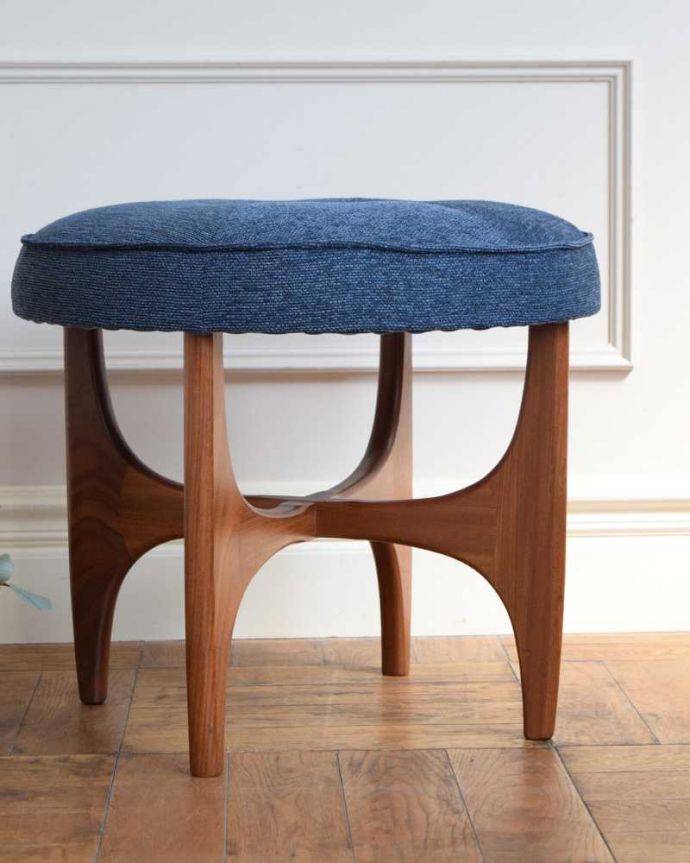 G-PLAN(Gプラン) アンティーク チェア G-PLANのヴィンテージチェア、クッション付オットマン(スツール)。しっかり修復しましたアンティークなので経年変化によるキズはありますが、専門の職人が目立たないようキレイにお直しをしているので、安心してお使い下さい。(q-354-c)