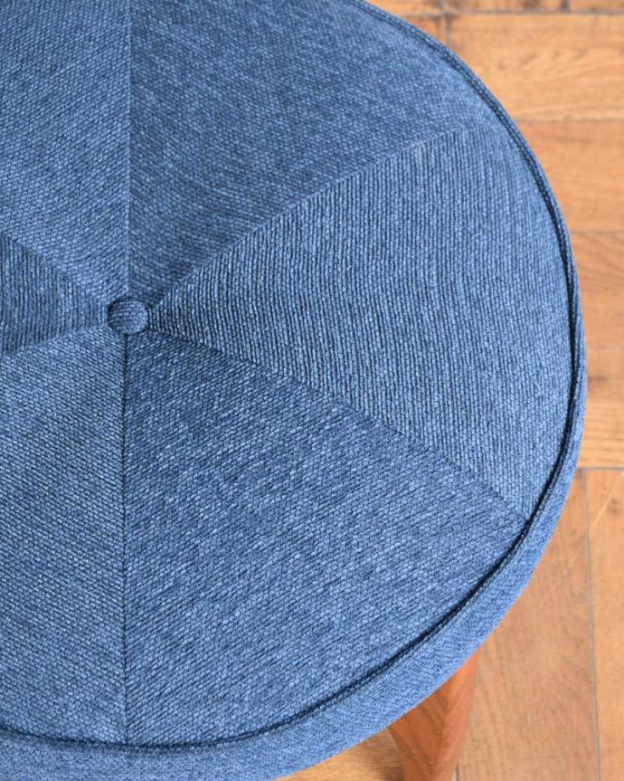 G-PLAN(Gプラン) アンティーク チェア G-PLANのヴィンテージチェア、クッション付オットマン(スツール)。新しく貼り替えました使っていって汚れが気になった時、貼り替えも出来ますのでいつでもご連絡下さい。(q-354-c)