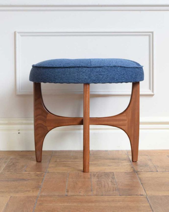 G-PLAN(Gプラン) アンティーク チェア G-PLANのヴィンテージチェア、クッション付オットマン(スツール)。360度、どこから見ても美しい脚もしっかり組まれているのがわかります。(q-354-c)