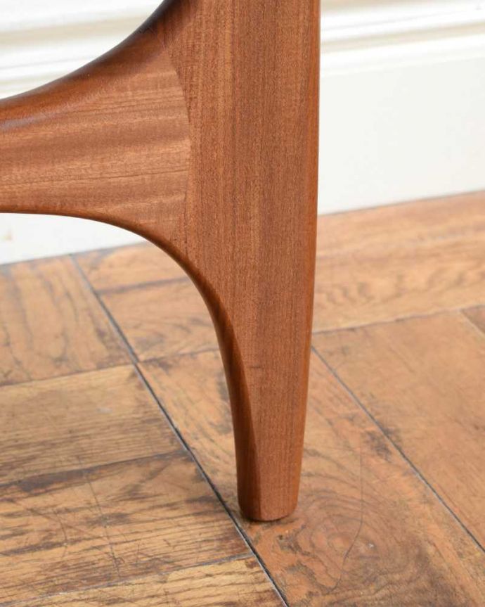 G-PLAN(Gプラン) アンティーク チェア G-PLANのヴィンテージチェア、クッション付オットマン(スツール)。移動もラクラクの理由は…Handleではアンティークチェアの脚の裏にフェルトキーパーをお付けしています。(q-354-c)