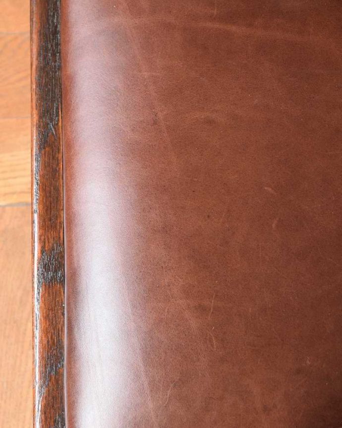 1Pソファ(ラウンジチェア)　アンティーク チェア　英国輸入のアンティークの回転椅子、カッコいいデスクチェア（リボルビングチェア）。いつでも貼り替え出来ます貼り替えも出来ますので使っていって汚れが気になった時、いつでもご連絡下さい。(q-356-c)