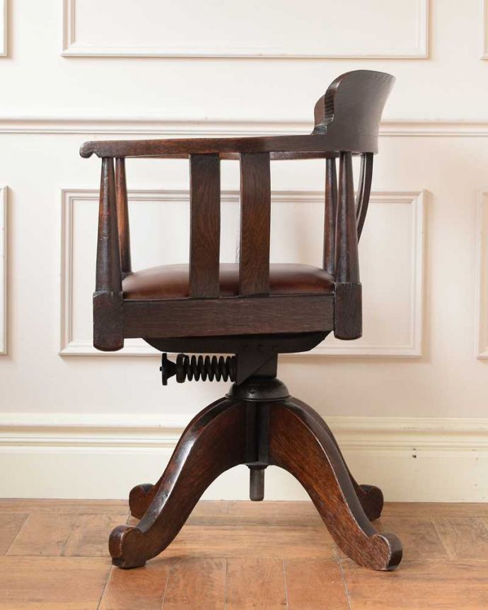 1Pソファ(ラウンジチェア)　アンティーク チェア　英国輸入のアンティークの回転椅子、カッコいいデスクチェア（リボルビングチェア）。横から見ても絵になっちゃうどこから見てもカッコいいシルエット。(q-356-c)
