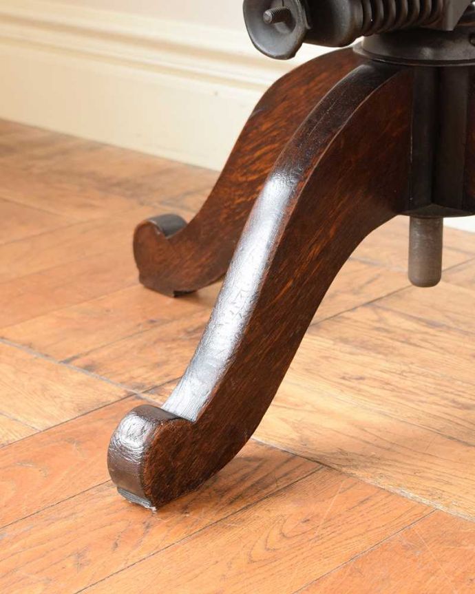 1Pソファ(ラウンジチェア)　アンティーク チェア　英国輸入のアンティークの回転椅子、カッコいいデスクチェア（リボルビングチェア）。床を滑らせて移動出来ますHandleではアンティークチェアの脚の裏にフェルトキーパーをお付けしています。(q-356-c)