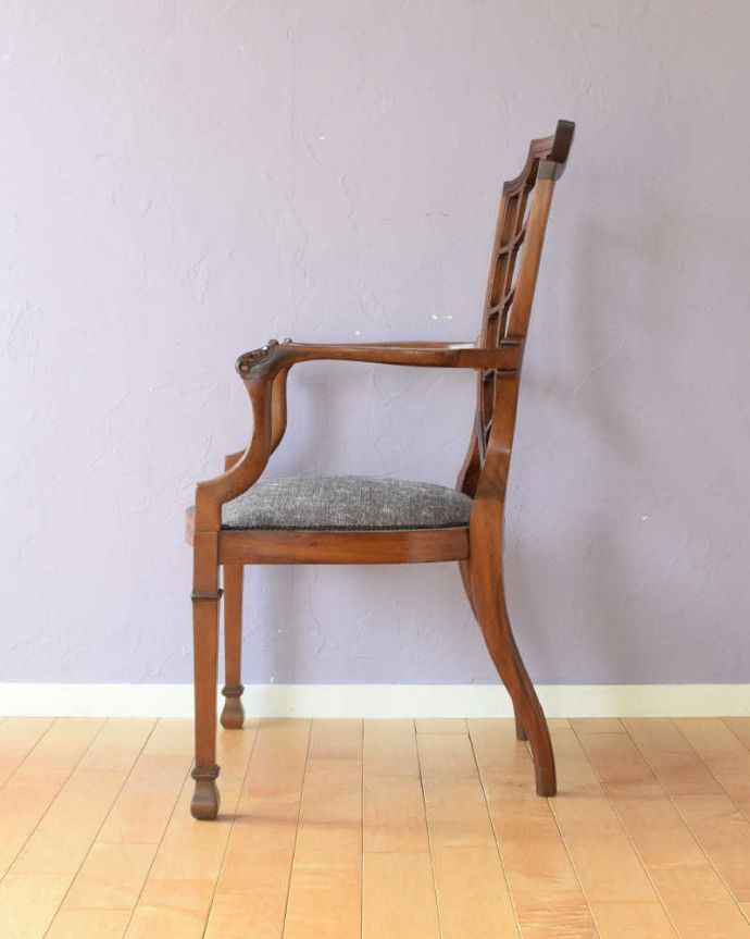 サロンチェア アンティーク チェア 英国輸入のアンティークアームチェア、優雅なサロンチェア 。横から見ても優雅な立ち姿もちろん、横から見た姿も優雅で美しいんです。(q-358-c)