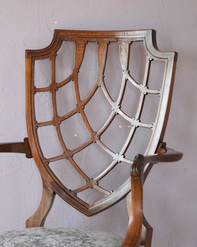 サロンチェア アンティーク チェア 英国輸入のアンティークアームチェア、優雅なサロンチェア 。美しさの極みを堪能して下さい高級材で描かれた美しく柔らかなフォルム。(q-358-c)