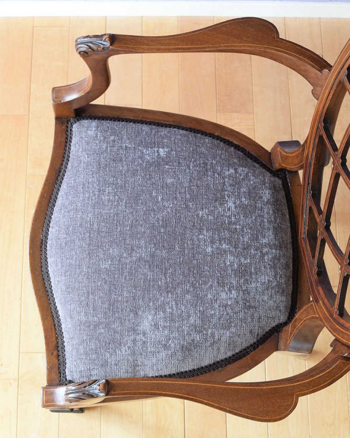 サロンチェア アンティーク チェア 英国輸入のアンティークアームチェア、優雅なサロンチェア 。座面を上から見るとこんな感じ座面は布貼りなので、長時間座っても疲れません。(q-358-c)